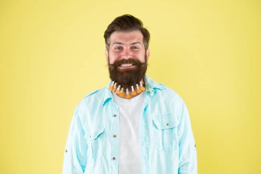 Sevgililer Günü. Berber dükkanı konsepti. Kuaför salonu. Adam sakallı mandal topluyor. Kalpli acımasız hippi bozuntusu. Hepsi tasarımla ilgili. Tımar etmeyi seviyorum. Kendimi seviyorum. Saçlarını sevgiyle besle.