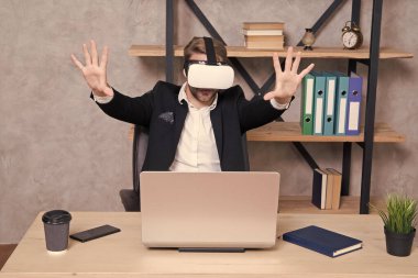 Modern bir alet. İş dünyası modern teknolojiyi uygular. Sanal çalışma alanı. İş adamı sanal gerçekliği keşfeder. Sanal gerçeklikte etkileşim. Resmi takım elbise 3 boyutlu siber uzayda çalışıyor. Mühendislik ve tasarım