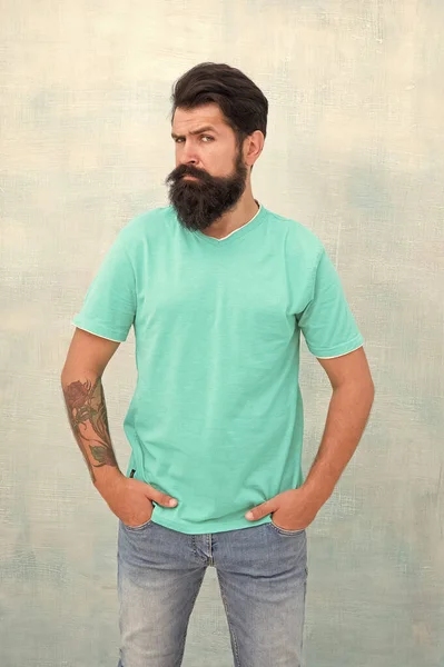 Cuidar dos pêlos faciais. Cuidado com o cabelo. Encontre a melhor forma de design de barba para cabelos faciais. Um hipster barbudo e brutal. Ter uma barba bonita é um estilo distinguível que profissionalismo exuberante e masculinidade — Fotografia de Stock