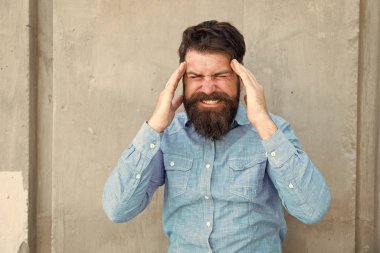 kötü hissediyorum. Sakallı adam. Sakallı olgun hipster. erkek yüz bakımı. erkek berber moda bakımı. sakallı vahşi adam. hispter tarzı. baş ağrısı ve aşırı çalışma. olumsuz duygular. stresli adam