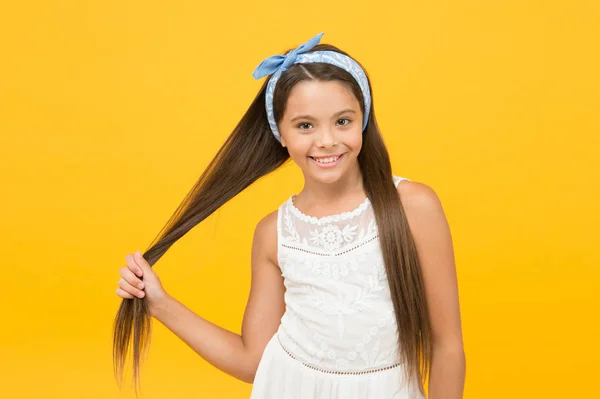 Técnica de peinado del cabello aplanamiento y alisado. Aspecto suave aerodinámico y elegante. Alisado de cabello. Adorable niña perfecta pelo largo. Champú y acondicionador. Peluquería —  Fotos de Stock