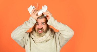 Evde hasta bir adam var. Hapşırma ve öksürük. Adam nezle olmuş, burnu akıyor. Çin 'den gelen koronavirüs. Öksürük soğuğu ve burun akıntısı ilacı. Ateşi nasıl düşüreceğini. Adam hap almaya hazır. Boşluğu kopyala