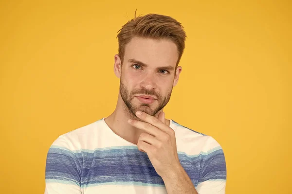 Skäggiga måttligt. Skäggiga mannen på gul bakgrund. Unshaven kille vidrör hans skäggiga haka. Snygg kaukasisk modell med mustasch och skägg på skäggiga ansikte — Stockfoto