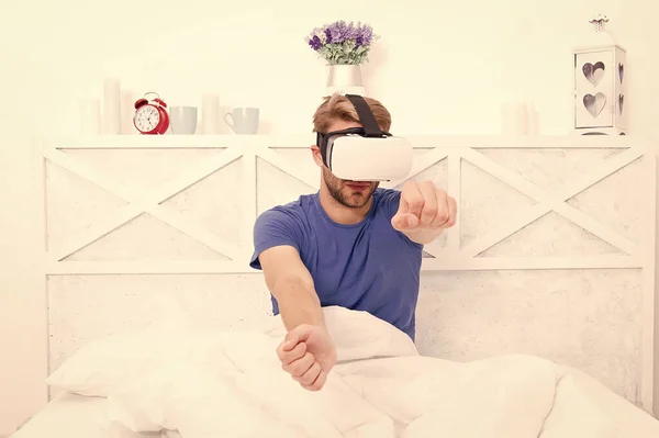 Despertar consciente. Volver a la realidad. Hombre explorar vr mientras se relaja en la cama. Despertar de la realidad virtual. Tecnología VR y futuro. Comunicación VR. Emocionantes impresiones. Espacio aumentado de juegos — Foto de Stock