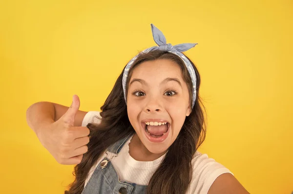 Sube el pulgar. Feliz niñito dar su aprobación con el pulgar hacia arriba. Niña sonriendo con el pulgar hacia arriba gesto sobre fondo amarillo. Gestionando satisfacción. Levanta el pulgar si te gusta. — Foto de Stock