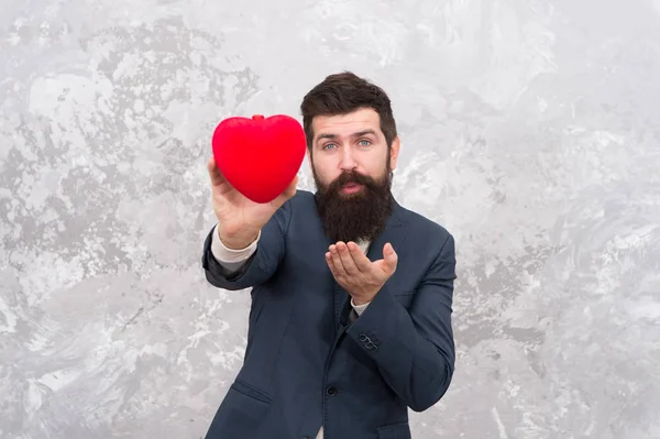 Romantikus barát. Szent Valentin ünnepe. Nagylelkű ember. Jóképű férfi vörös szívvel. Üzletember formális ruha szerelem szimbólum Valentin nap. Flörtölök veled. Romantikus randi. Romantikus ajándék — Stock Fotó