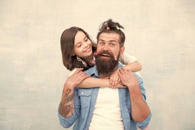 Kız yetiştirme. Komik saç modeli oluşturun. Çocuk saç modeli stil baba sakal yapma. Ebeveyn olmak, çocuk ilgi alanları için mevcut olmak anlamına gelir. Saç modelini değiştir. Kız kuaförü. Babalığın tadını çıkar. Mutlu an