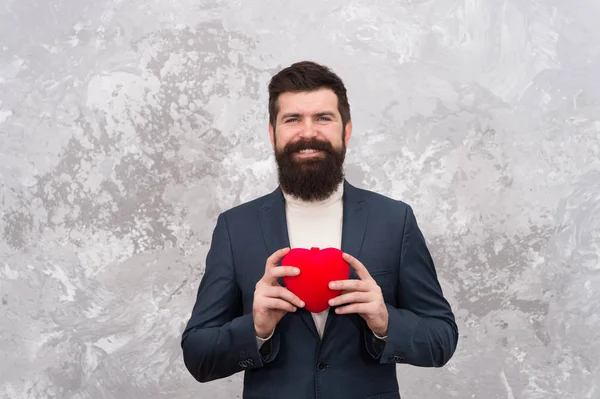 Apaixone-se. Conceito de amor e romance. Homem barbudo segurar brinquedo de pelúcia coração vermelho. Feliz Dia dos Namorados. Celebra o amor. Loja de presentes. Cavalheiros preparem-se para namorar. Excelentes ideias de celebração para baixo orçamento — Fotografia de Stock