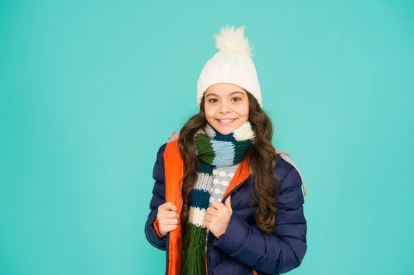 Vintersport. Köldårdsshopping. Barn i vadderad varm rock. Säsongsmässigt mode. Trevlig vintersemester. Mode flicka vinterkläder. Modetrend. Liten unge bära hatt och jacka blå bakgrund — Stockfoto