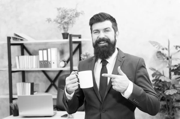 Uomo barbuto uomo d'affari tenere caffè tazza stand office sfondo. Le persone di successo bevono caffè. Bere caffè pausa rilassante. Il capo si sta godendo la bevanda energetica. Caffeina-dipendente. Iniziare la giornata con caffè — Foto Stock