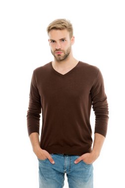 Kişisel tarzın gerçek anlamını ifade ediyor. Sarışın adam beyazda izole edilmiş. Yakışıklı bir adam. Tıraşsız sakallı ve şık saç tıraşlı bir adam. Gündelik tarzda beyaz bir adam. Moda ve tarz. Erkek giyim