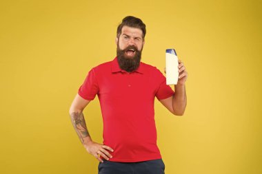 Erkekler için şampuan kremi. Plastik konteynır ve kozmetik. Berber salonu. Kuaför berber konsepti. Tamamen organik deneyim. Yakışıklı sakallı berber şişe şampuan duş jeli