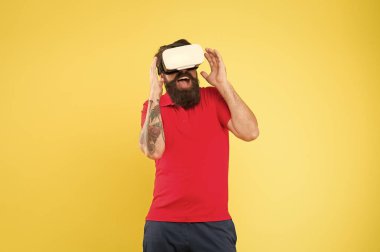 Sanal iletişim. Sanal simülasyon. Dijital teknoloji. Hayallerinizi oluşturuyor. Gerçekliği yaratmak. Adam Vr gözlük oyunu oynamak. Sanal gerçeklik kulaklığı ile Hipster. Siber uzayı keşfedin
