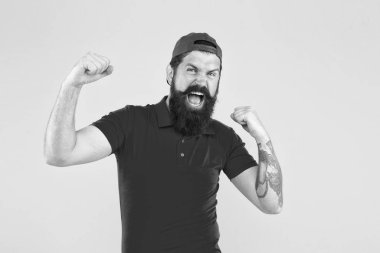 Havalı ve şık. Sakal ve bıyık tımarlama. Mutlu yetişkin hipster sarı arka plan. Sakallı adam başarıyı kutluyor. Erkek yaz modası. Berber salonu ve sakal bakımı. Son moda ve vahşi olmak.