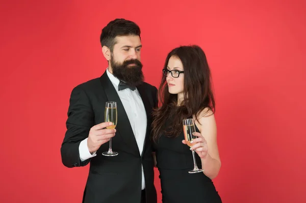为情人节干杯。情侣恋爱的红色背景。性感的女人和留着胡子的男人拿着香槟酒杯.情人节庆祝活动。为情人节举行派对。情人节快乐 — 图库照片