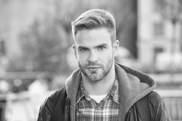 Beau portrait de mec. Soins du visage et des cheveux concept. Beau visage. Aspect masculin. Beau visage d'homme non rasé et cheveux élégants. Homme caucasien fond urbain. Homme barbu dans un style décontracté — Photo