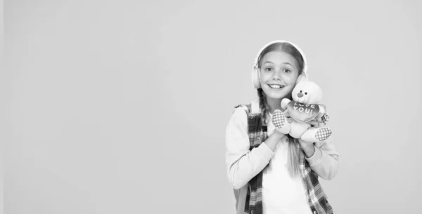 Brinquedo favorito. Feliz criança despreocupada. Aulas escolares. Estudante. Enérgico alegre adolescente ouvindo música. Estudante elegante indo para a escola. Menina pequena menina da moda com mochila. Vida escolar — Fotografia de Stock