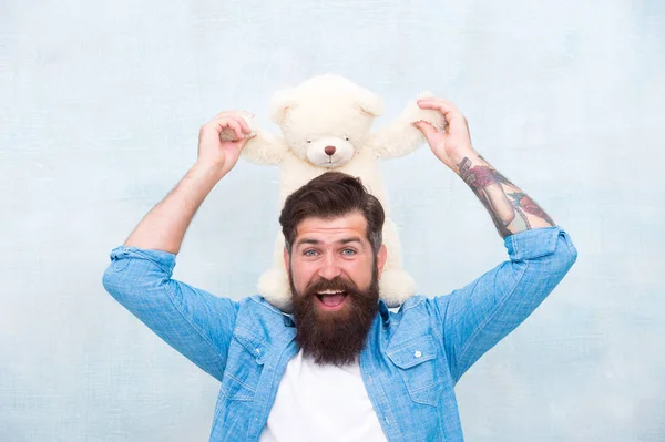 Bonito hipster segurar lindo urso brinquedo. Dia dos Namorados. Um presente para o seu parceiro. Homem com barba cara feliz transportar brinquedo presente. Conceito de loja de brinquedos. Lidar com a solidão nas férias. Feliz aniversário. — Fotografia de Stock