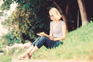 ilginç bir hikaye. Rahatlayın ve yeni bilgiler alın. kitap açık öğrenci kız. parkta kitap okuyan bir kadın. roman yazarından esinlenerek. okumak benim hobim. Yaz çalışması. okuma yazma yı reddetme