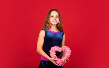 Sevgilimi seviyorum. Sevgililer Günü konsepti Samimi, dürüst, gerçek duygular. Romantik ruh hali ve atmosfer. Hayalperest kız pembe kalp dekoru tutuyor. Sevgililer Günü. Tatil kutlaması. İlk aşkım. Sevgilim ol