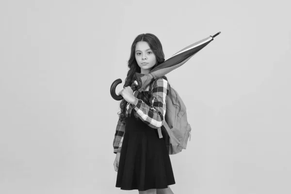 Niño feliz colegiala con paraguas. Pronóstico del tiempo. Me siento despreocupado. Lluvioso septiembre. Adorable colegiala pequeña con mochila. Colegiala vida diaria. Chica con paraguas. Feliz infancia. — Foto de Stock