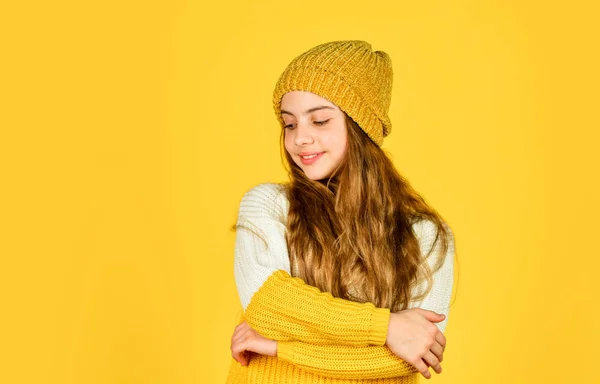 노란 벽 소녀, 복사 공간. 뜨개 질하는 여자 애. 아이들의 미와 패션. 겨울에는 따뜻 해집니다. 날씨 예보. 행복 한 어린이는 모자를 쓰고 좋아 하는 스웨터를 입는다. 어린 시절 의행 복 — 스톡 사진