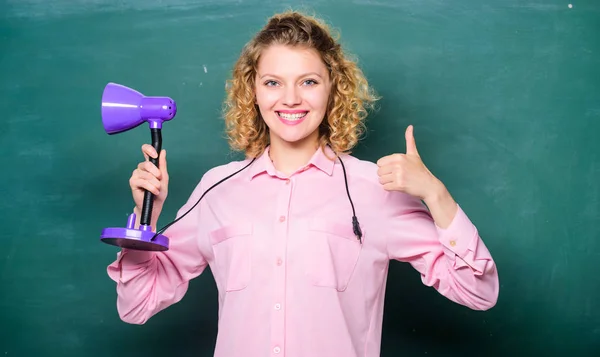 J'adore la lumière. concept d'éducation. retour à l'école. étudiante travaillant avec l'électricité. professeur avec lampe au tableau noir de l'école. l'illumination. idée et inspiration. brainstorming femme — Photo