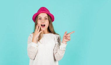 Bireysel stil. Kız mavi şapka giyiyor. Yaz aksesuar koleksiyonu. Moda aksesuarı. Çocuk şapkası takıyor. Aksesuar dükkanı. Süslü kız alışverişi. Tur satış sezonu. Bahar alışverişi