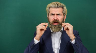 Okul duyurusu kursları. Üniversite tarafından tanıtılıp hoş karşılandı. Öğretmen konuyu açıkla. Okulun önündeki erkek öğretmen yazı tahtası fotokopi alanı. Okul reklamı konsepti. İlham verici alıntılar