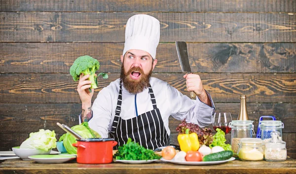 Mitt kök mina regler. Ekologisk mat. Kocken använder färska ekologiska grönsaker för skålen. Vegetarisk måltid. Endast färska råvaror. Mannen skäggig hipster matlagning färska grönsaker. Färskaste möjliga ingredienser — Stockfoto