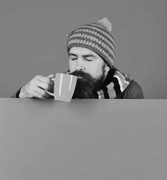 Ideia de bebida de outubro e novembro. Hipster com barba — Fotografia de Stock
