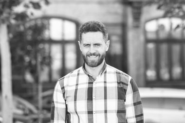 O gömlekle harika görünüyorsun. Şehir geçmişinde olgun bir adam. Sıradan tarzda, yakışıklı, olgun bir yetişkin. Tıraşsız bıyıklı ve şık saç tıraşlı olgun bir insan. Yetişkinler için moda eğilimleri