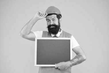 Hizmet duyurusu. Foreman İnşaat Konsepti. İşçi sakallı surat. Miğferli miğfer. Su borularını kurun ve tamir edin. Erkek başlığı karatahta kopyalama alanı içerir