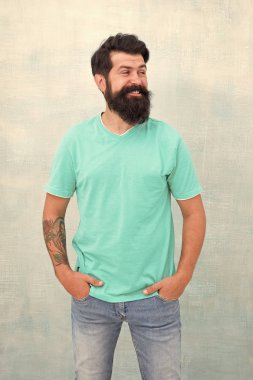 Berber saçtan anlar. Mutlu hipster beyazda izole edilmiş. Sakallı ve bıyıklı sakallı adam. Ziyaret berberi. Profesyonel berber. Kuaför stilisti. Sadece erkekler için berber dükkanı