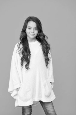 Rahat bir stil. Yumuşak pançolu çocuk. Refah kavramı. Uzun saçlı küçük kız. Mutlu bir çocukluk. Rahatım yerinde. Turkuaz arka planda sevimli bir çocuk. Hafta sonu evde dinlenmek için rahat kıyafet.