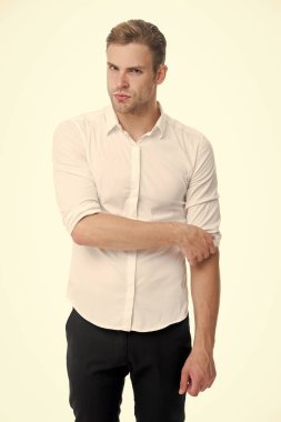 Beyaz yakalı işçi. Adam iyi resmi zarif gömlek beyaz arka plan bakımlı. Yakışıklı bir ofis çalışanı. Resmi kıyafet kurallarına göre çalışıyor. Erkek giyim resmi tarzı. Büro ve orta zincir yönetimi
