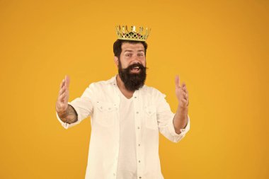Kral tacı. Egoist bencil adam. Beyaz elbiseli sakallı adam. Kendini öneme sahip bir his. Sorumluluk kral olmak. Yakışıklı sakallı kral. Üstünlük kompleksi. Narsist biri. Kendini sev