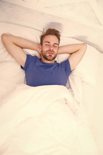 Bersantai sebelum tertidur. Tidurlah yang nyenyak setiap malam. Pria berjenggot wajah santai. Mempertahankan irama sirkadian yang konsisten penting untuk kesehatan umum. Pria tampan santai di tempat tidur — Stok Foto