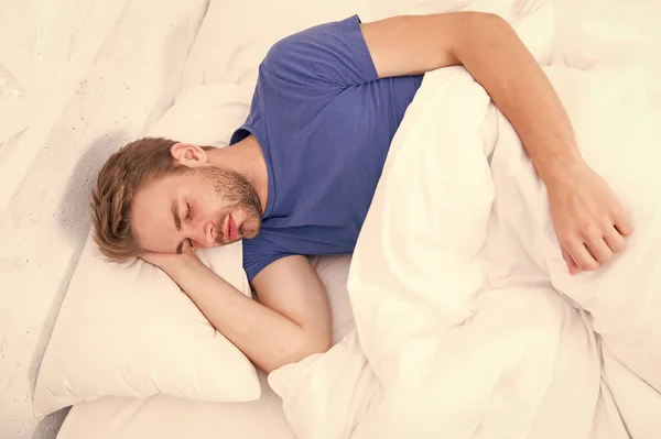 Ver un sueño. Sexy hombre guapo durmiendo y teniendo sueño en la cama solo. Sueño de madrugada. Disfrutando del tiempo de sueño — Foto de Stock