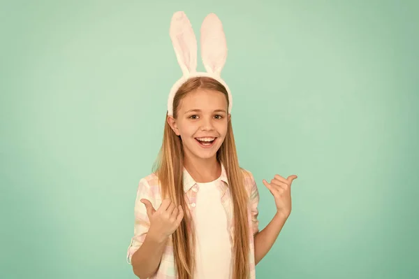 Zoete bunny. Op zoek mooi in easter bunny kleding. Schattig klein meisje bunny oren hoofdband te dragen. Klein meisje kind in easter bunny stijl. Mode-accessoire voor Pasen kostuum partij — Stockfoto