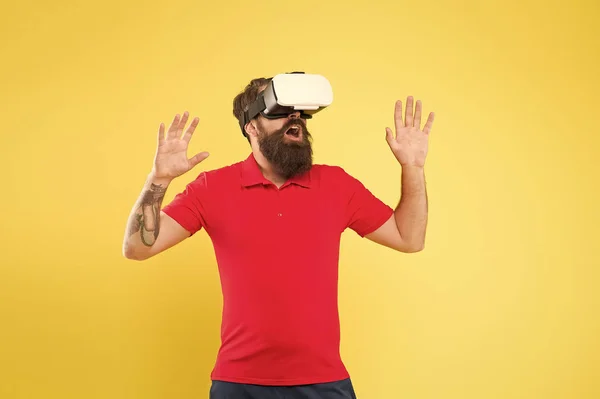 Buduješ své vize. Vytvářím realitu. Muž hrát hru ve Vr brýle. Hipster se sluchátky virtuální reality. Prozkoumejte kyberprostor. Virtuální komunikace. Virtuální simulace. Digitální technologie — Stock fotografie