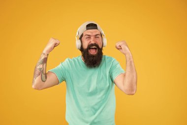 Ekolayzır oyuncu ayarları. Bas düşük ses. Hipster kulaklık gadget. İlham verici bir şarkı. Müzik kütüphanesi. Ritmi hisset. Sakallı adam müzikten hoşlanır. Yaşam tarzı müzik hayranı. Müzik kablosuz kulaklık dinleyen adam