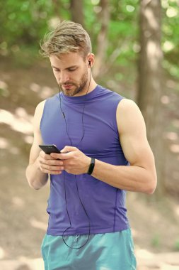 Spor uygulaması ile eğitim daha eğlencelidir. Uygulamayı ayarlayın. Akıllı telefon ve akıllı saatli sporcu koşuya hazırlanın. Uygulamayı kullanarak çalıştırmak için rota ayarlayın. Man akıllı telefon jog başlatmak için hazır