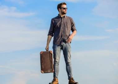 Tatil zamanı. Seyahat acentesi. İş gezisi. Yakışıklı bir gezgin. Bagajla seyahat et. Klasik valizli bir adam. Bagaj konsepti. Gezgin blogcu. Eşyalarını bagajda taşıyan bir adam.