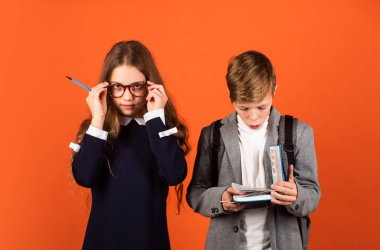 Çocuklar için eğitim. Yetenek ve bilgi. Çocuk bakımı. Özel üniversite. İnek yaşam tarzı. Şirin çocuk ders çalışıyor. Temel eğitim. Okul eğitimi konsepti. Kitaplı öğrenci. Yabancı dil öğreniliyor