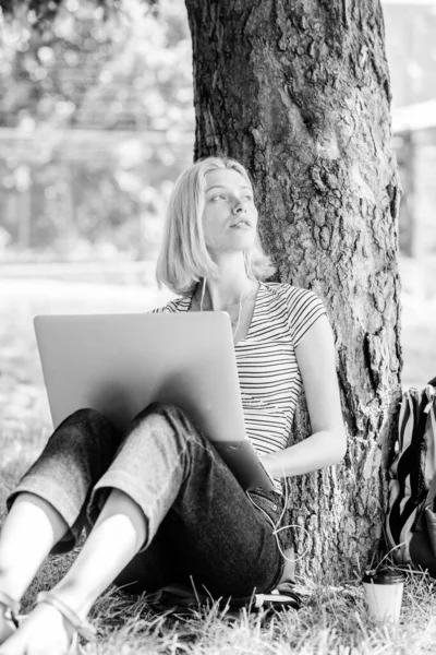 Coffee break at business lunch. modern business woman work outdoor. happy woman work on laptop. agile business. Pretty woman. business communication. She need an expert advice — Stock Photo, Image