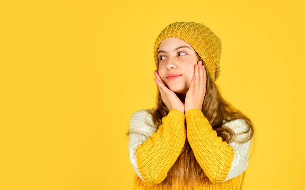 Πρόγνωση ψυχρού καιρού. χαρούμενο παιδί φοράει καπέλο και αγαπημένο πουλόβερ. αντίγραφο χώρου. έφηβος κορίτσι κίτρινο φόντο. Κοριτσάκι με πλεκτά ρούχα. παιδική ομορφιά και μόδα. ζεσταθείτε τη χειμερινή περίοδο — Φωτογραφία Αρχείου