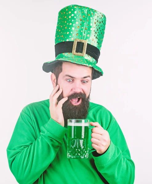 Alkohol konsumtion integral del Saint Patricks dag. Upptäck kulturen. Irländsk tradition. Man brutala skäggiga hipster dricker pint öl. Irländsk pub. Grön ölmugg. Dricka öl del av fest — Stockfoto