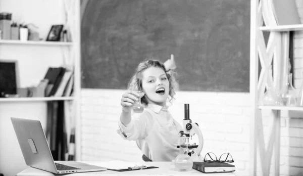 Inspiração para estudar. Conceito de aprendizagem. Estudante universitário mulher sala de aula com laptop. Professor apaixonado pela ciência. Dia do conhecimento. Estudante talentoso bolsista. Investigação do projecto estudantil — Fotografia de Stock