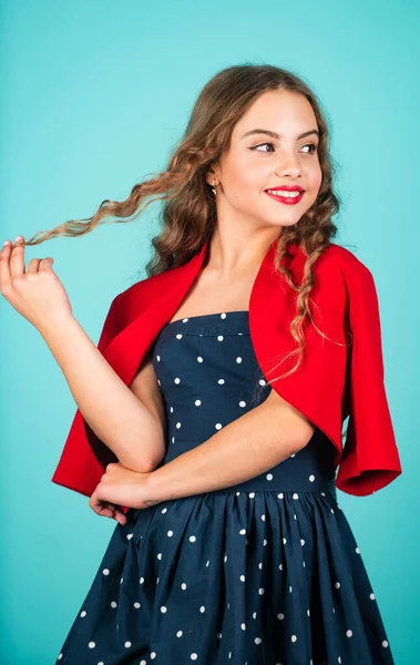 女の子のヴィンテージスタイルの服。レトロな子だ。ヴィンテージファッションの台頭。ヴィンテージの人気は、中古品の着用や活用に対する消費者の態度の変化にも関連しています。 — ストック写真